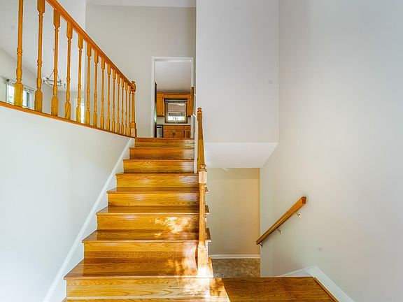 4th image of 970 Holiday Ln