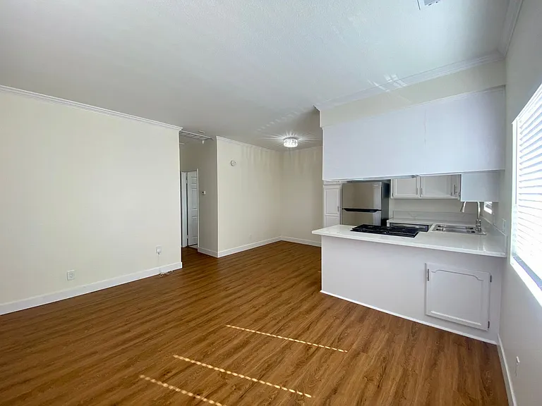 Upstairs 2BD Apartment Home! Great PB Location! Garage! AC! — Photo 9