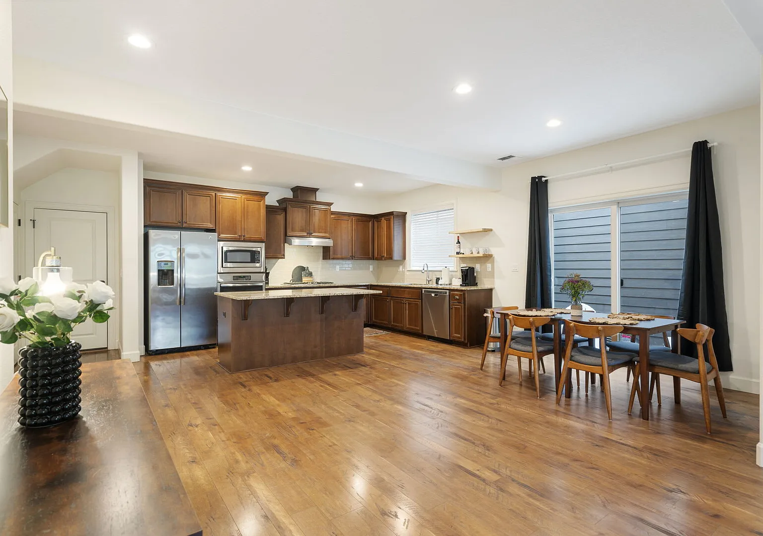 3BR Hillsboro Home Sleeps 6 Intel Pets OK — Photo 3