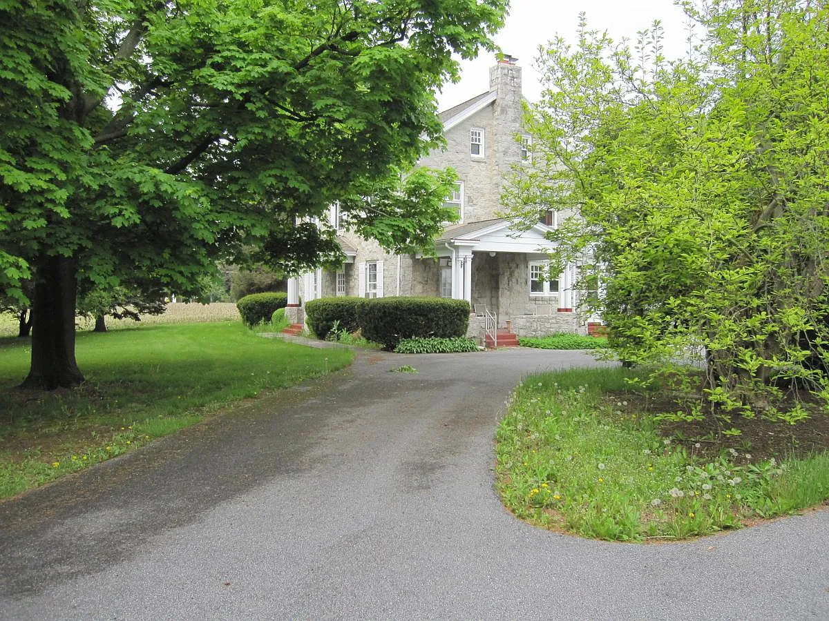 3 bed, 1.5 bath, 2100 sqft, $2,000 — Photo 3