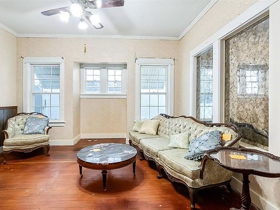 3rd image of 127 E Laurel Ave