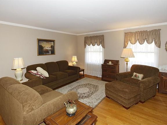 4th image of 211 Farmgate Dr