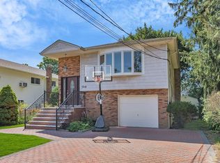 40 Maple St, Greenvale, NY 11548