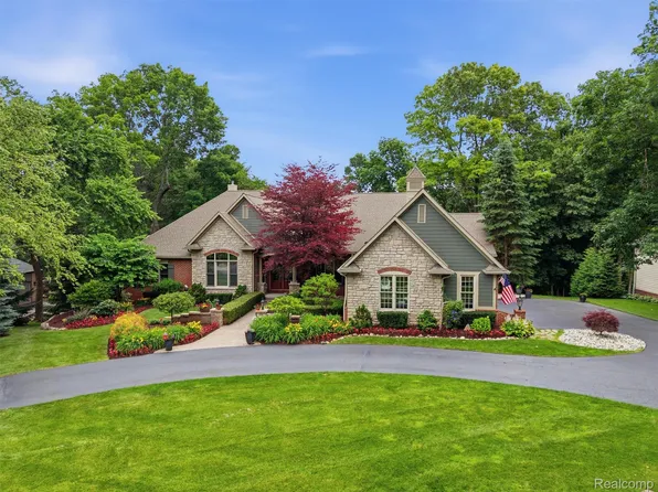 6146 Windstone Ln, Clarkston, MI 48346