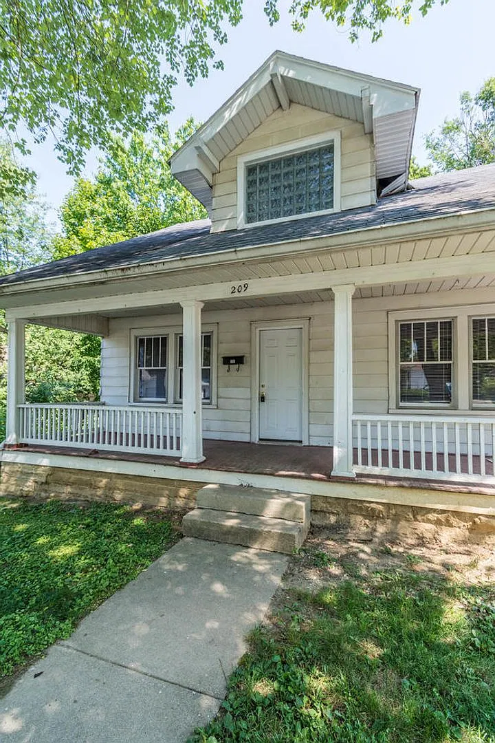 **August 2027** Updated Bathrooms, Garage & Outdoor Space!! 3 Bed, 2 Bath House!! — Photo 2