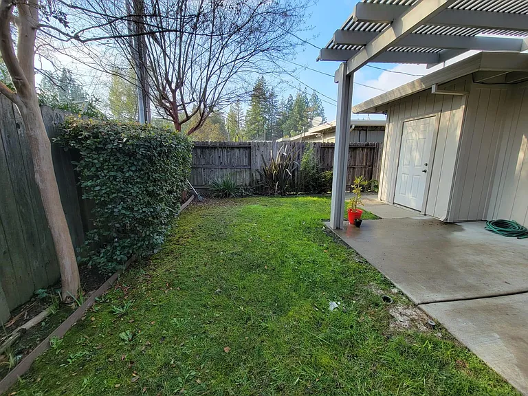 2512 Larkspur Ln — Photo 11