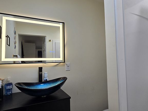 4th image of 960 E Drinker St #1