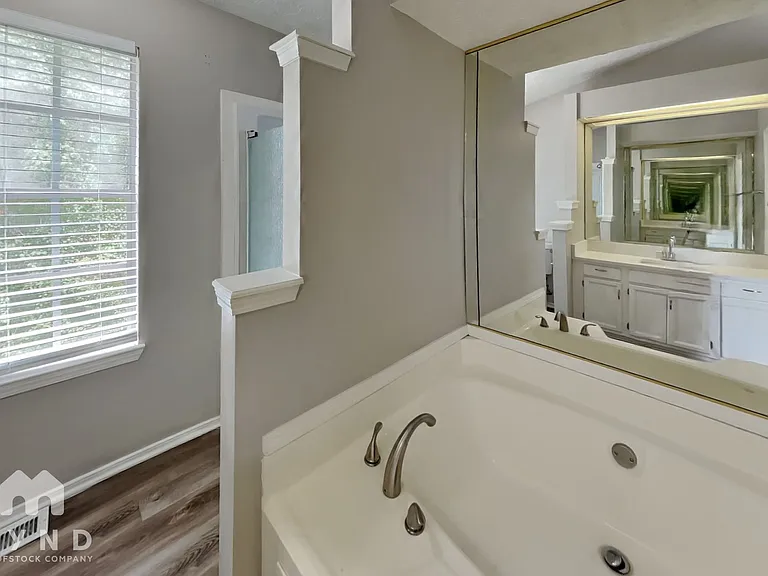 2933 Riverwalk Cv — Photo 13