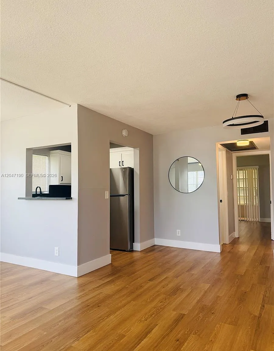 Windsor Condos — Photo 4