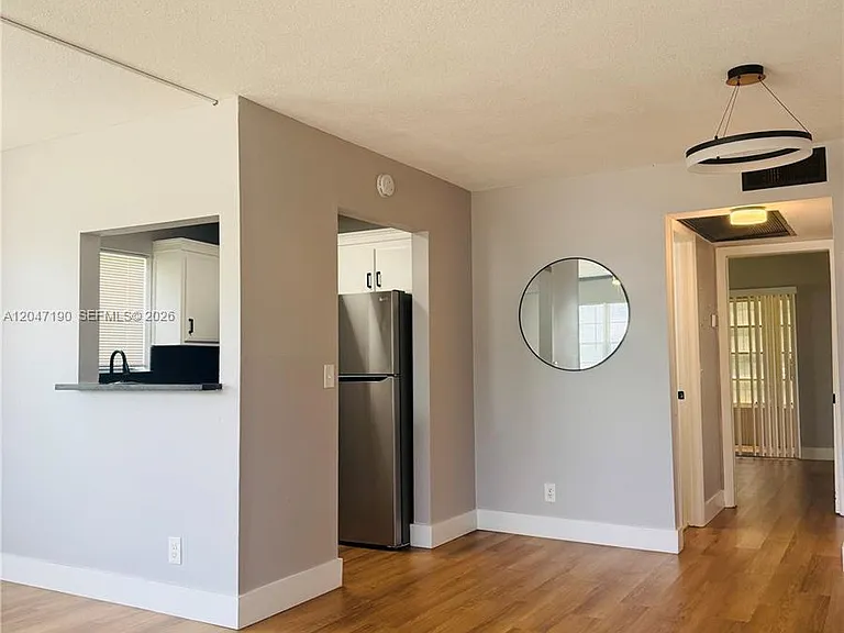 21 Windsor E #B — Photo 4
