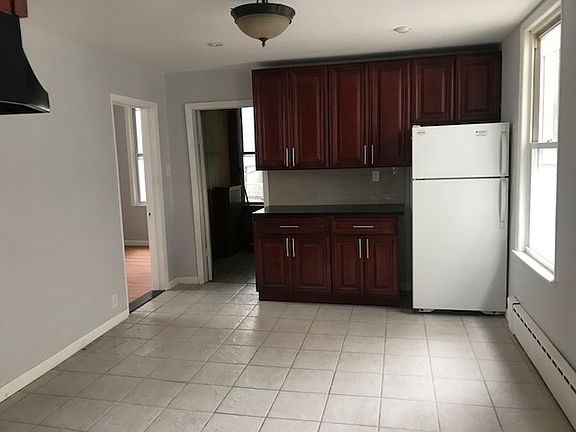 4th image of 142 Williams Ave