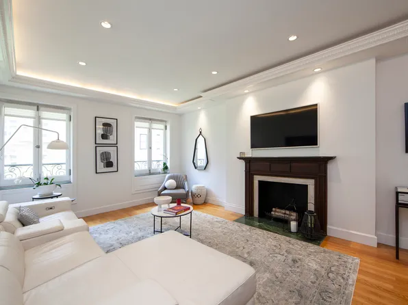 9 East 62nd Street image 2 of 23