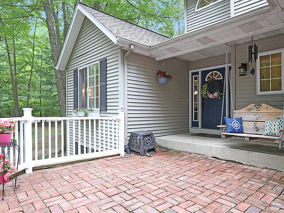 3rd image of 3505 Bennington Dr NE