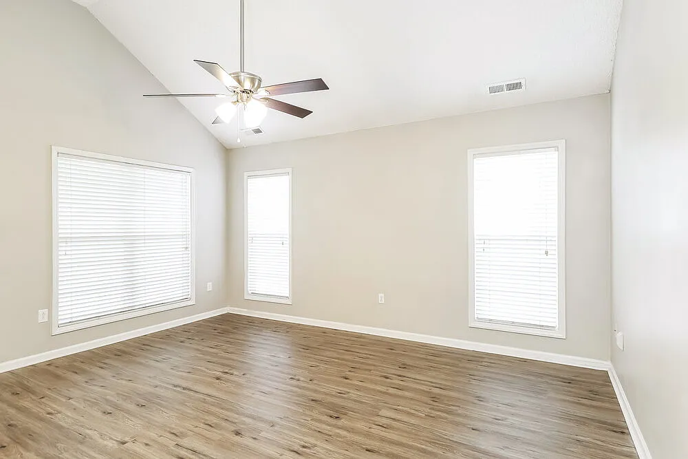 3 bed, 2.0 bath, 1240 sqft, $2,300 — Photo 4