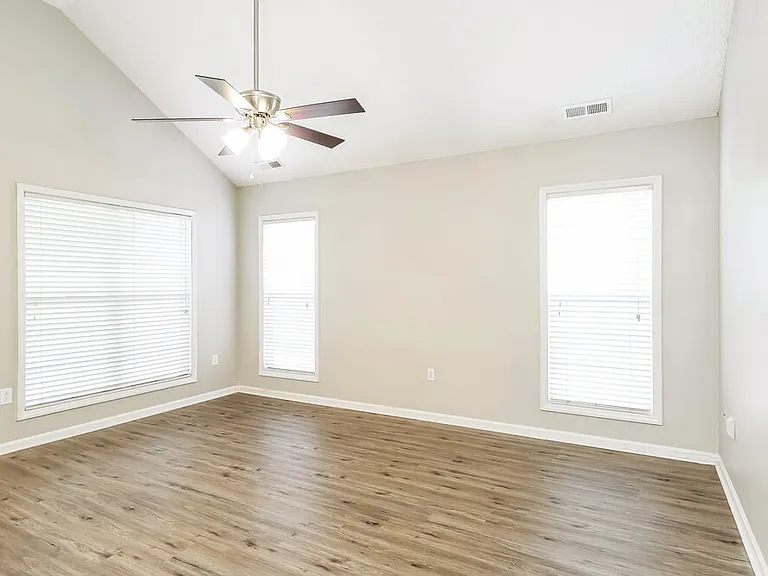 310 Tamarack Dr — Photo 4