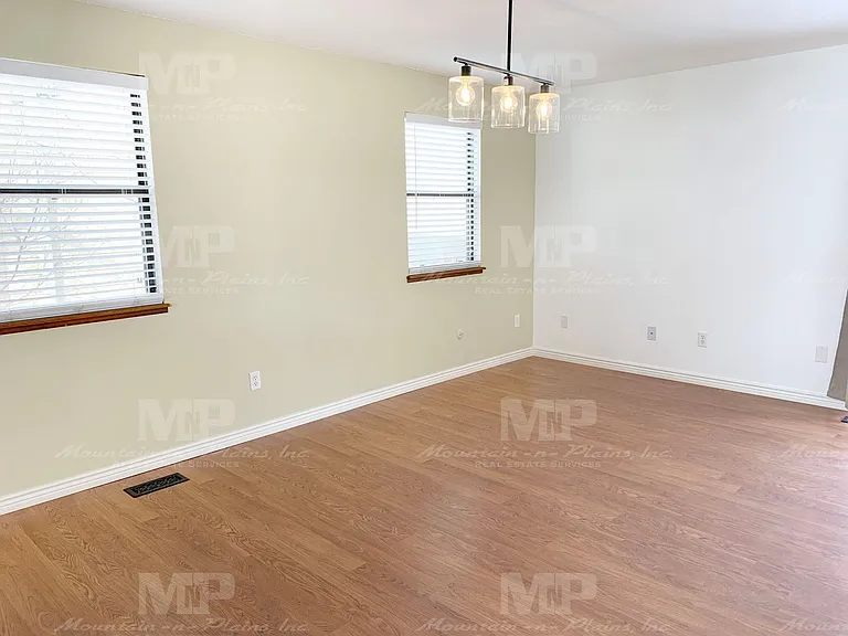 972 Bitterbrush Ln — Photo 5
