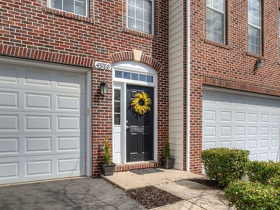 2nd image of 43788 Maison Blanc Sq