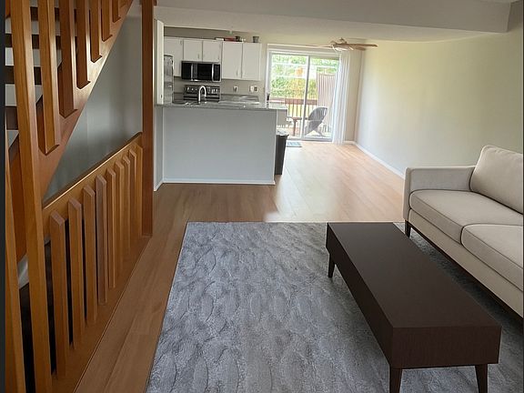 4th image of 5022 Stoneybrook Blvd