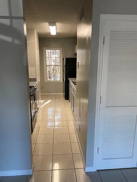 3 bed, 1200 sqft, $1,550 — Photo 3