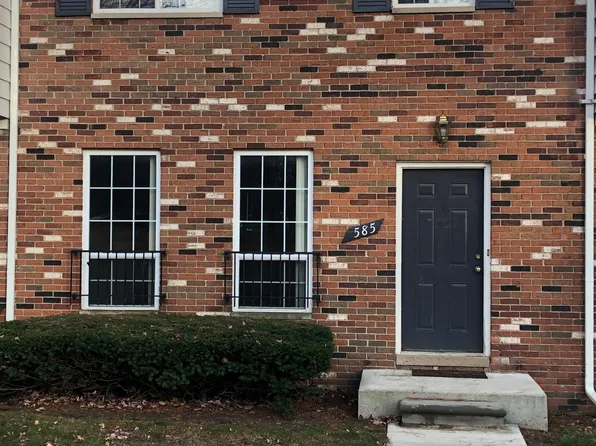 585 Fox Hills Dr N, Bloomfield Hills, MI 48304
