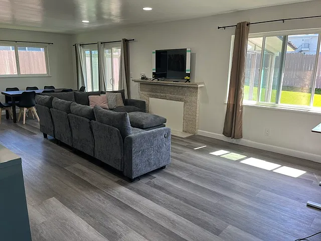 4 bed, 2015 sqft, $950 — Photo 1