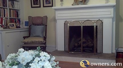 2 fireplaces and one has gas logs