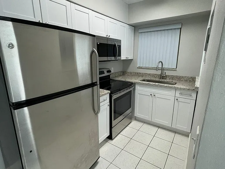 6400 NE 18th Ave #11 — Photo 11