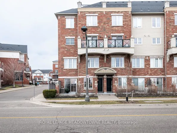 51 Hays Blvd #10, Oakville, ON L6H 0J1