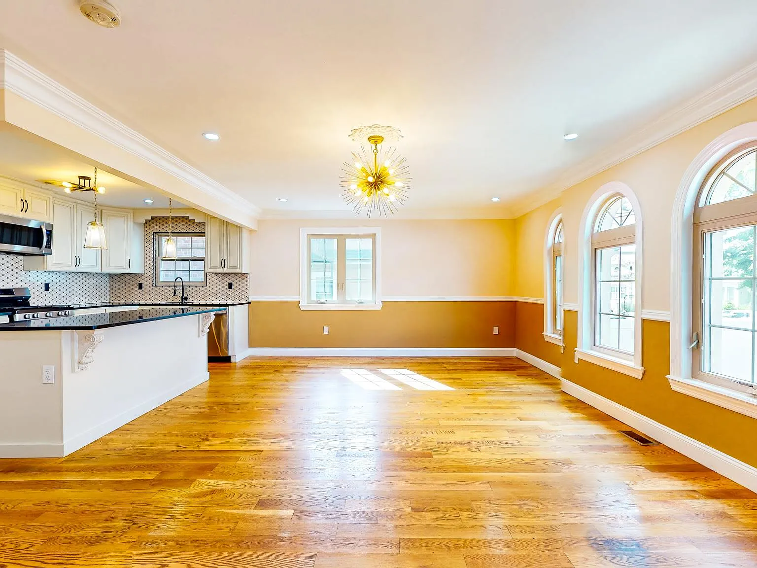 3 bed, 2.0 bath, 1100 sqft, $3,800 — Photo 2