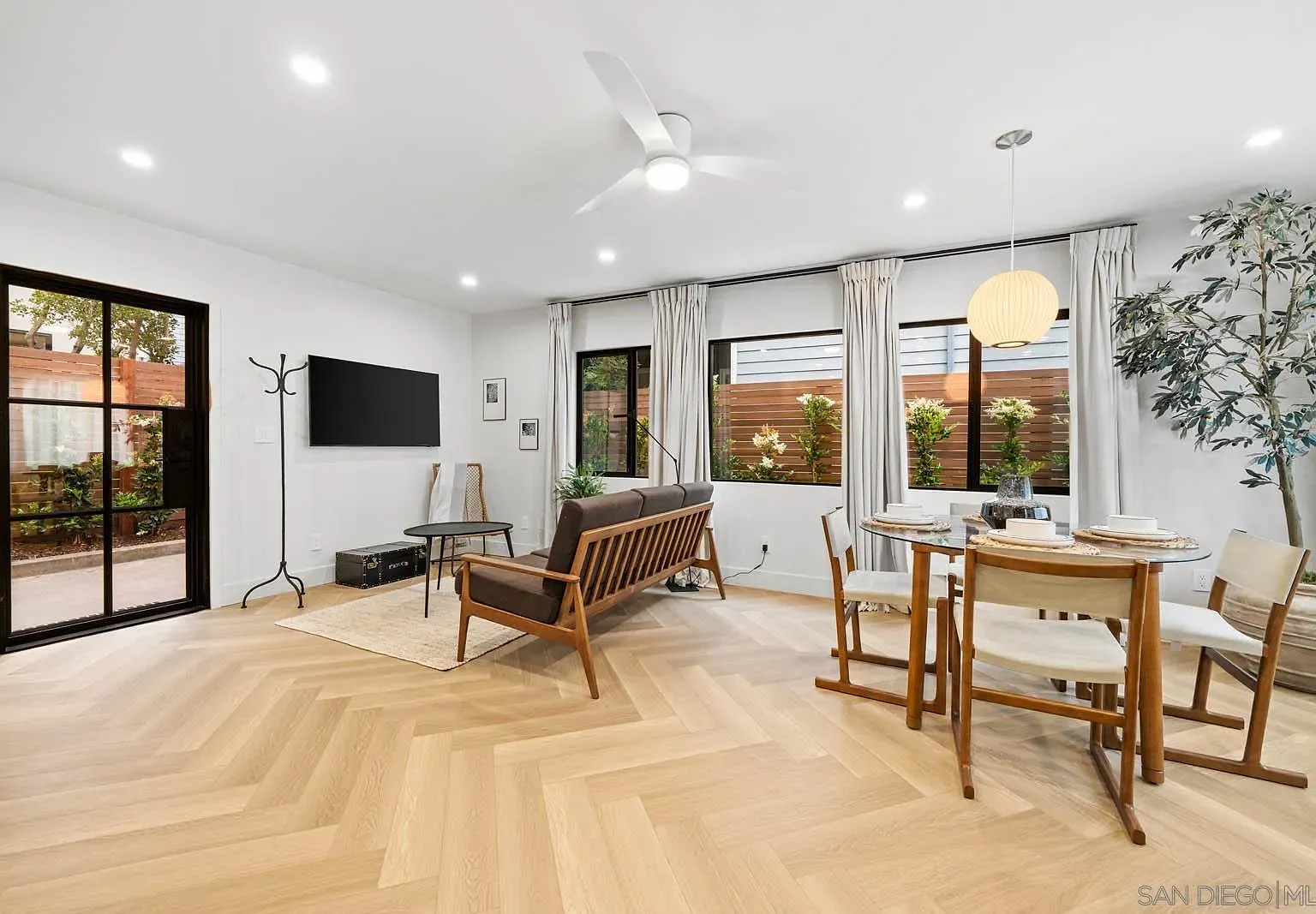 2 bed, 1.0 bath, 962 sqft, $7,950 — Photo 3