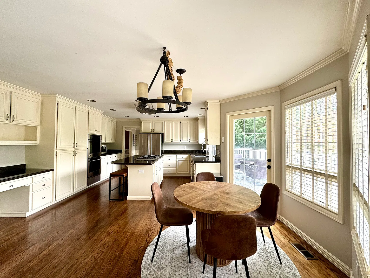 3 bed, 2850 sqft, $4,500 — Photo 4