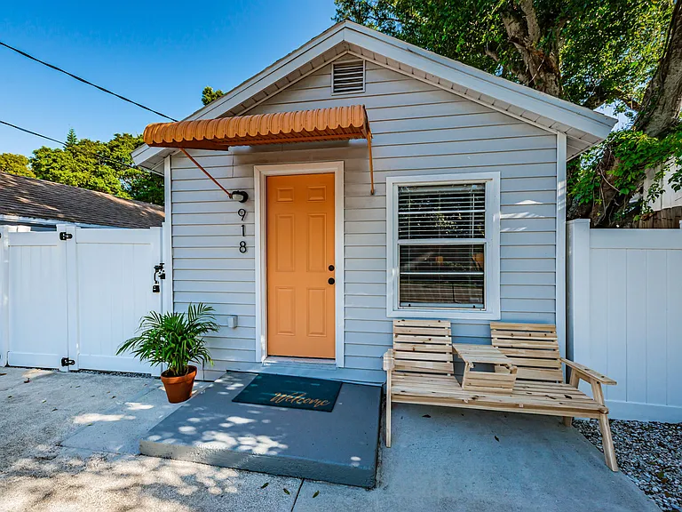 918 Hawkins St — Photo 32