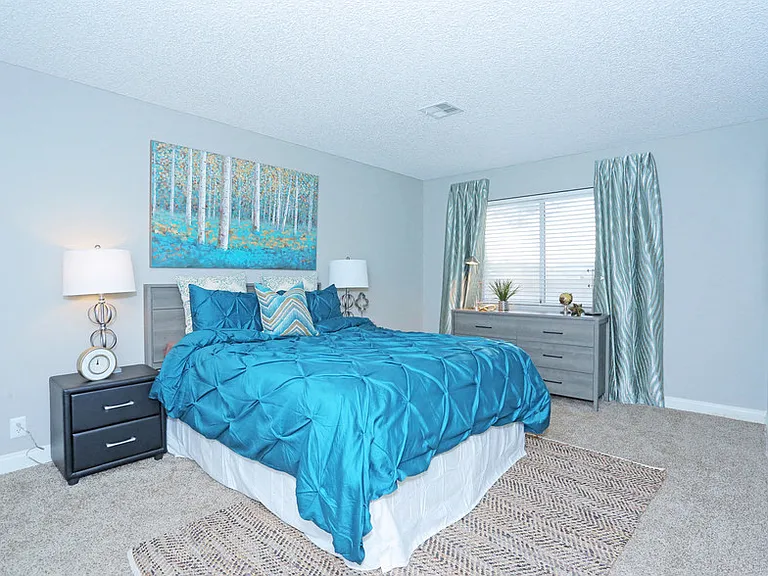 Sunset Pointe Apartments — Photo 26