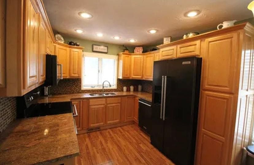 1st image of 610 E Maplewood St