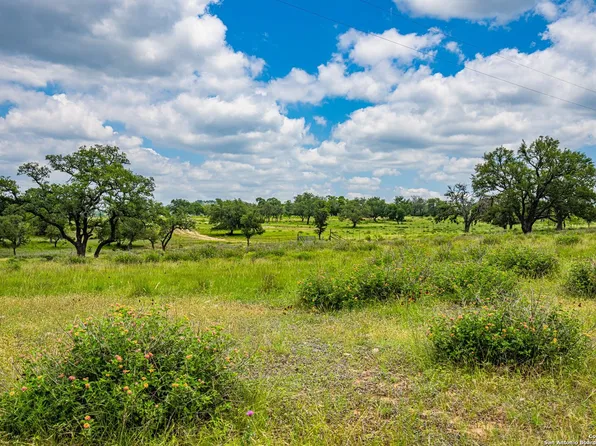 196 WM Hahn Loop, Fredericksburg, TX 78624
