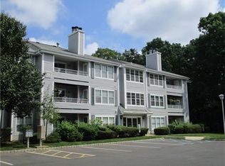 909 Meadow Ct, Helmetta, NJ 08828