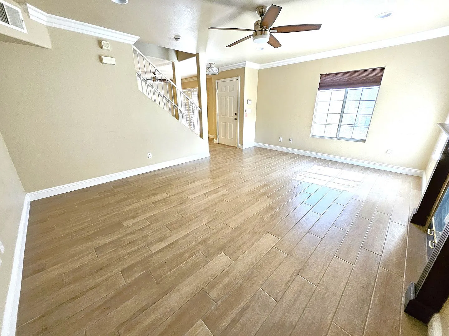 3 Bedroom, 3 Bath Townhouse in Henderson With Community Club House, Pool and Gym — Photo 3