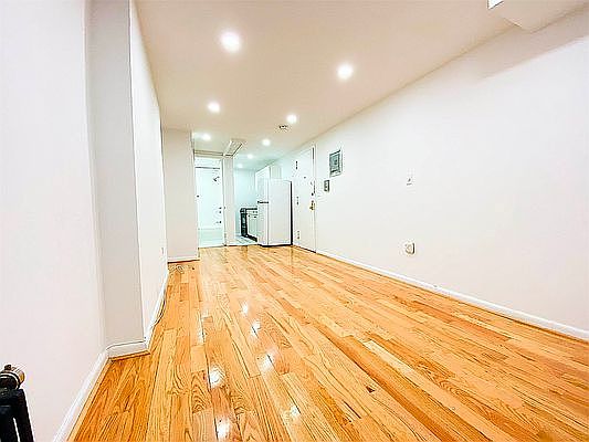 2nd image of 413 E 9th St APT G1