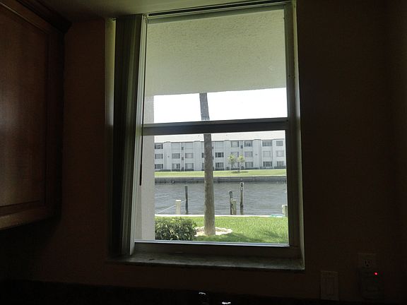 3rd image of 104 Paradise Harbour Blvd APT 105