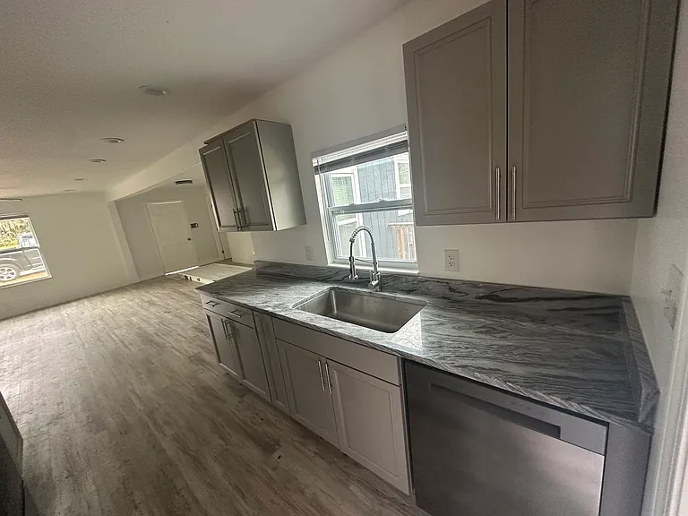 1103 Basin St — Photo 6