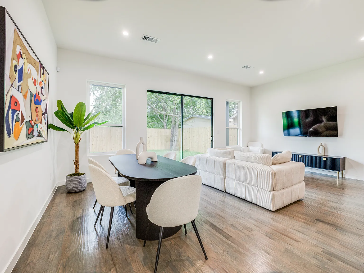 4 bed, 2700 sqft, $4,700 — Photo 4