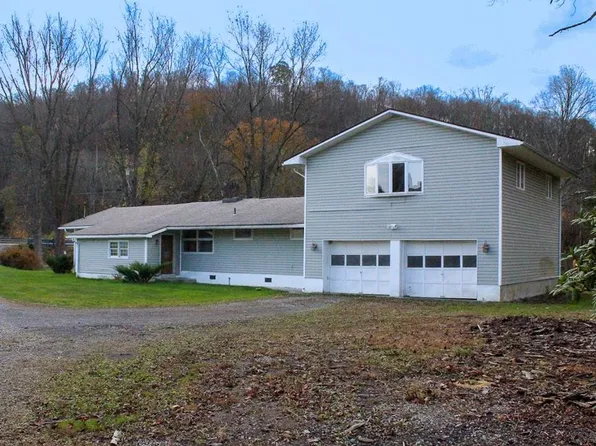 107 Redbud Ln, Latrobe, PA 15650