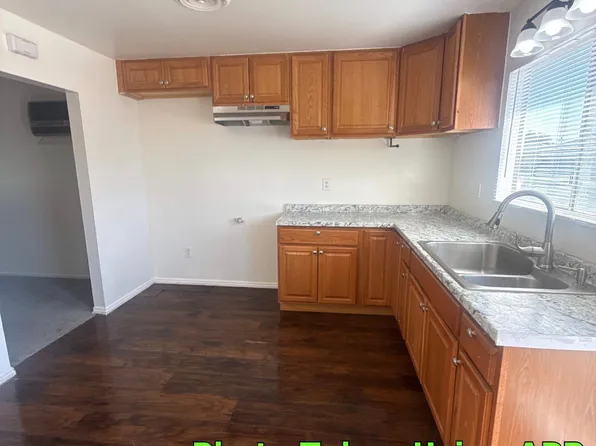 524 Sequoia Dr #B, Bakersfield, CA 93308