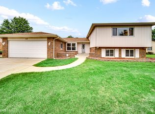 817 Kings Point Dr W, Addison, IL 60101