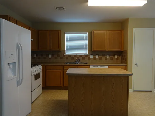 3 bed, 2.0 bath, 1924 sqft, $2,105 — Photo 2
