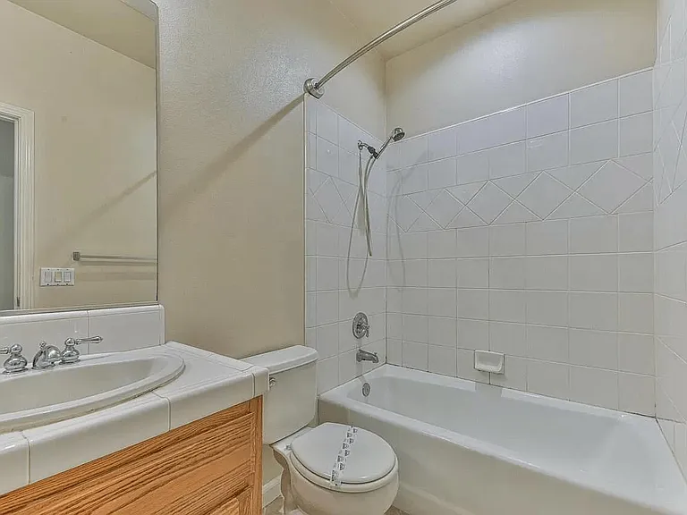 1948 Gladstone Way — Photo 13