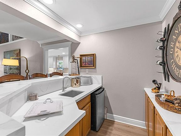5th image of 802 Thornwood Court
