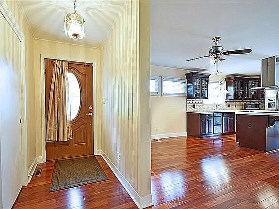 Convenient entrance to foyer