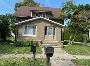 140 S 6th St, Capron, IL 61012