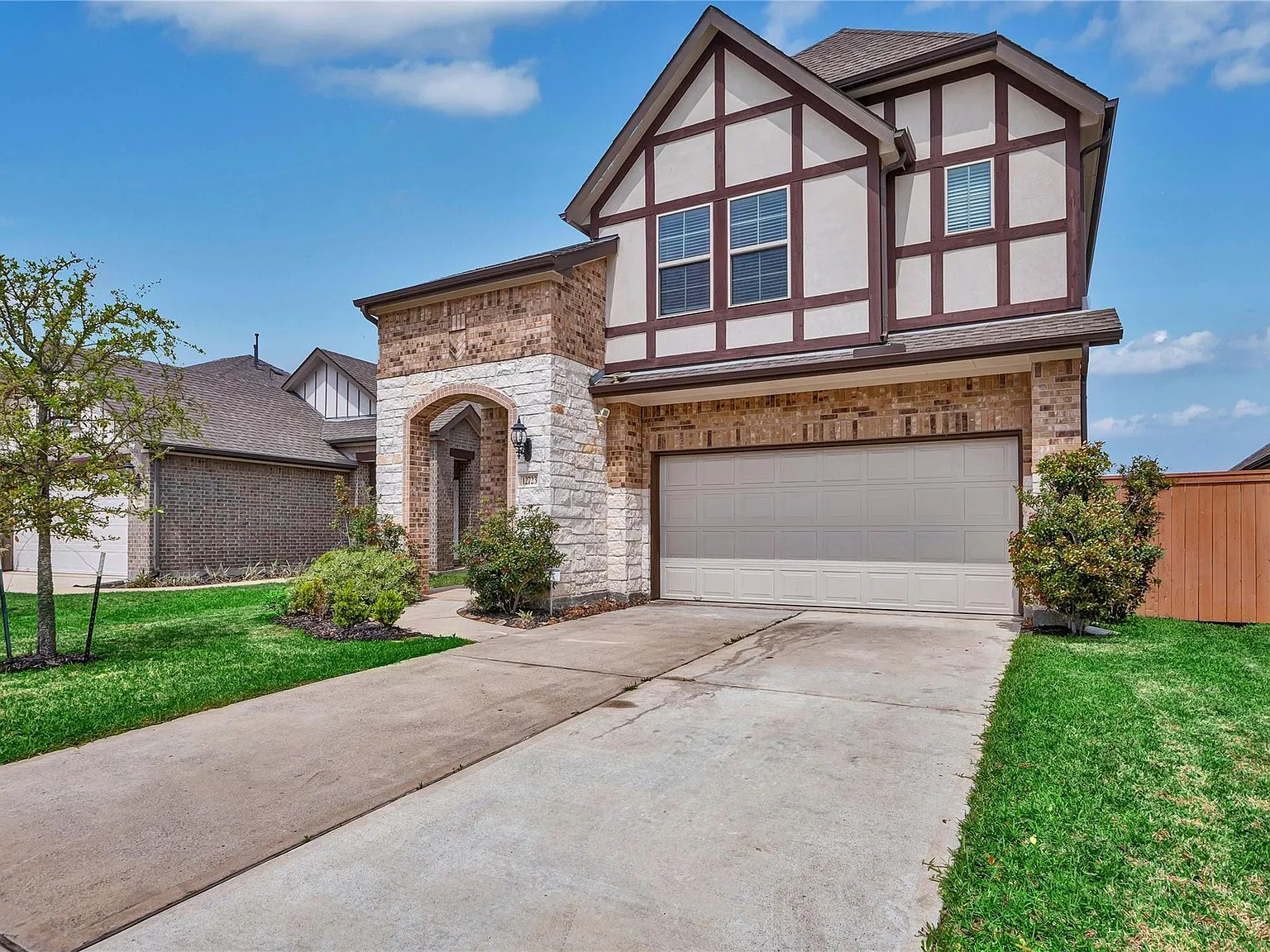 4 bed, 2.5 bath, 2372 sqft, $3,200 — Photo 2